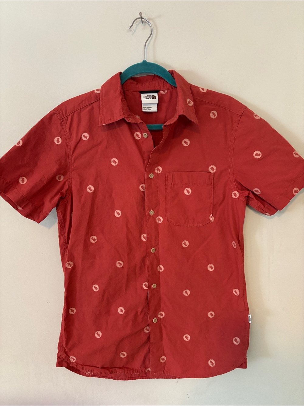 The North Face Men's Baytrail Jacquard Short Sleeve Button Down Sz Sm Red Bears